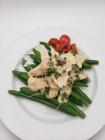 Image of Conservas de Cambados white tuna belly in olive oil on green beans