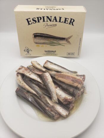 Image of Espinaler premium line sardinas 20/25 on a plate