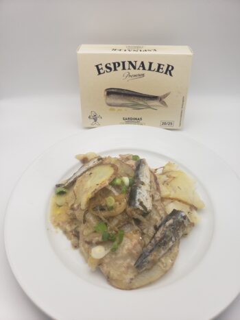 Image of Espinaler premium line sardinas 20/25 plated with potato gratin