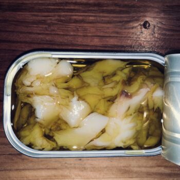 Image of an open tin of José Gourmet Codfish in Olive Oil and Garlic