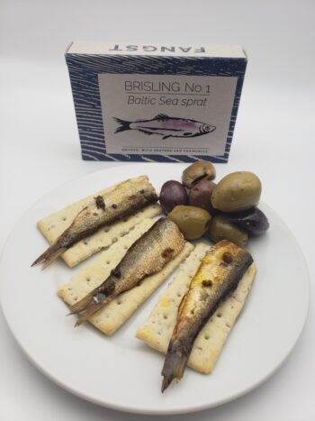 Image of Fangst Brisling no1 plated on crackers with olives