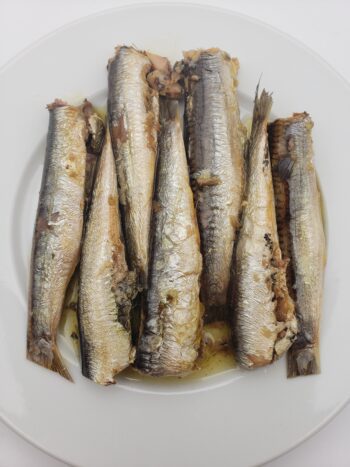 Image of les mouettes d'arvour anchovies in olive oil on plate