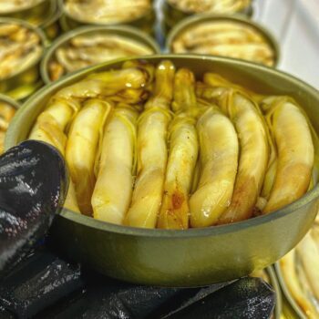 Image of a tin of Güeyu Mar Chargrilled Razor Clams before canning.