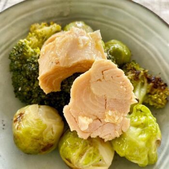 Image of a serving suggestion for Olasagasti Bonito del Norte, showing chunks of tuna atop roasted Brussels sprouts and broccoli.