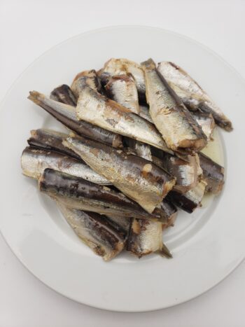 IMage of Conservas de Cambados small sardines 20/25 in olive oil on plate