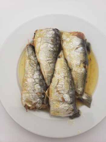 Image of Mouettes d'arvor vintage sardines millesine 2019 on plate