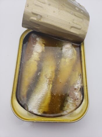 Image of les mouettes d'arvour sardines in butter with parsley open tin