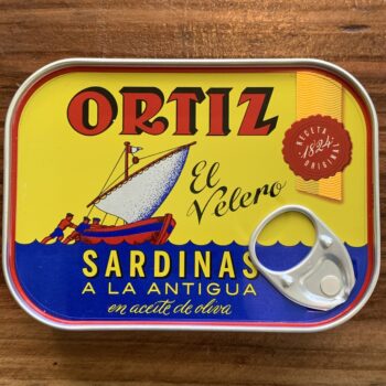 Image of the front of a tin of Ortiz Sardinas a la Antigua "Old Style" Sardines in Extra Virgin Olive Oil