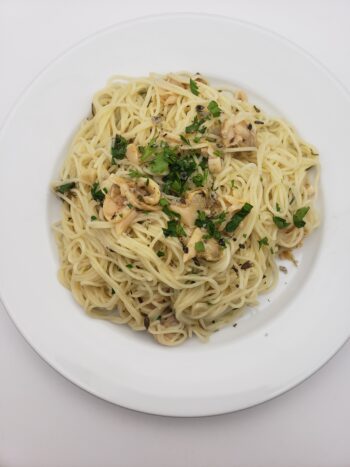 Image of Espinaler clams with angel hair an white wine sauce