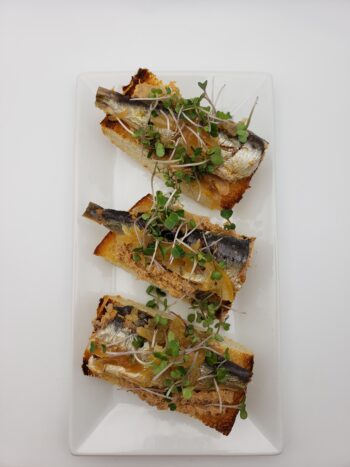 Image of Jacques Gonidec sardines with onions on fried baguette