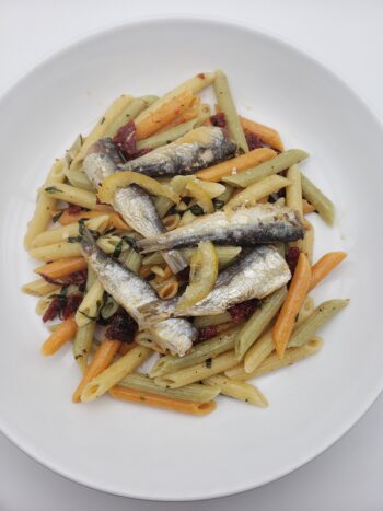 Image of les mouettes d'arvour sardines with lemon 8/10 with penne pasta