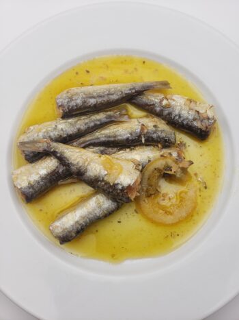 Image of les mouettes d'arvour sardines with lemon 8/10 on plate
