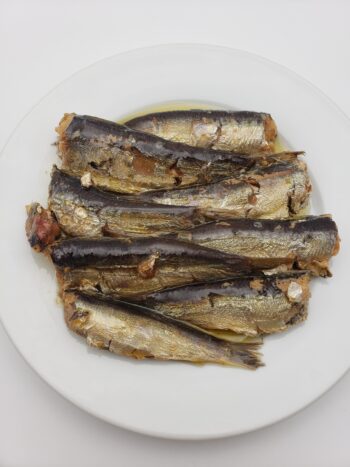 Image of Mouettes d'arvour sardinettes in olive oil on plate