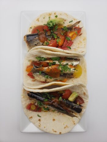 Image of Mouettes d'arvour sardinettes in olive oil in tacos with tomato avocado salsa