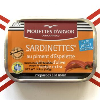 Image of the front of a tin of Les Mouettes d'Arvor Sardinettes in Olive Oil with Piment d'Espelette 8/10
