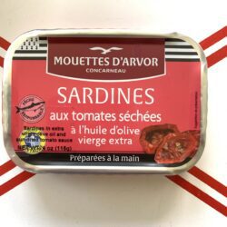 Image of the front of a tin of Les Mouettes d'Arvor Sardines in Olive Oil with Sun-Dried Tomatoes