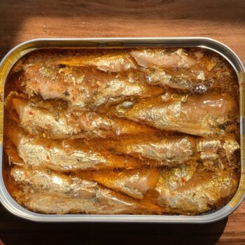 Image of an open tin of Les Mouettes d'Arvor Sardinettes in Olive Oil with Piment d'Espelette 8/10