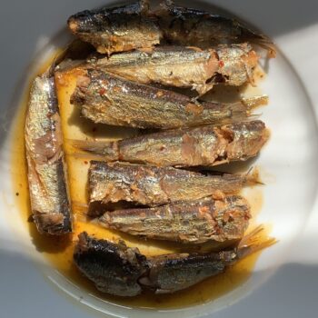 Image of the plated contents of a tin of Les Mouettes d'Arvor Sardinettes in Olive Oil with Piment d'Espelette 8/10