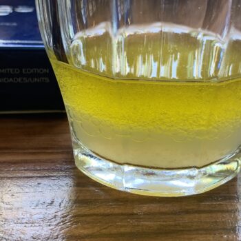Image of the separated tinning liquid from a tin of Artesanos Alalunga Cocochas de Merluza Europea (European Hake Cheeks) in Olive Oil 6/8