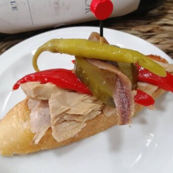 Image of a tapa/pintxo made with pequillo peppers and guandilla peppers