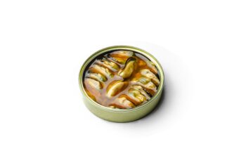 Image of an open tin of Güeyu Mar Chargrilled Small Mussels 20-24 (Mejillones a la Brasa)