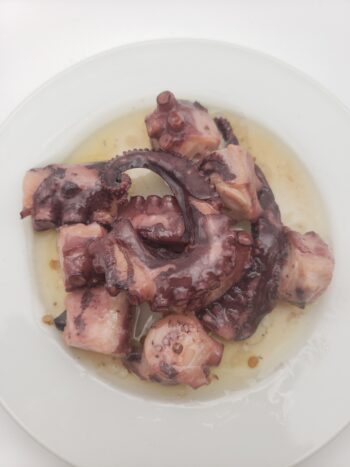 Image of Jose Gourmet octopus with garlic on plate