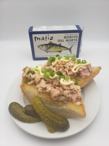 Image of Matiz Bonito del Norte plated on toasted baguette with scallions and mayo