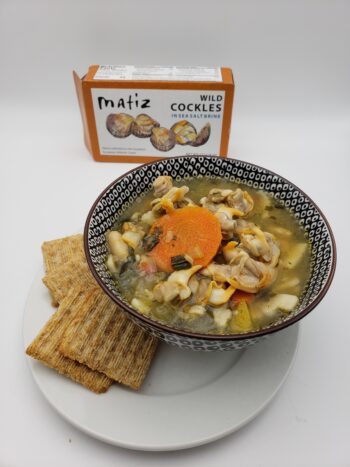 Image of Matiz cockles in sea salt brine in soup with carrots and crackers