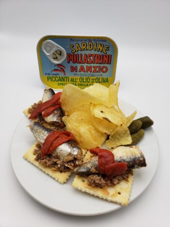 Image of Pollastrini di Anzio Spiced Sardines plated with peppers and chips