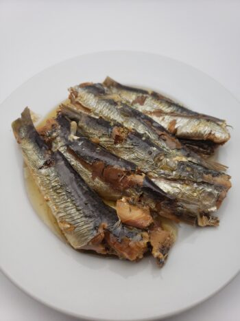 Image of Mouettes d'arvor sardines in peanut oil on plate