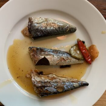 Image of the plated contents of a tin of Nuri Spiced Mackerel in Olive Oil