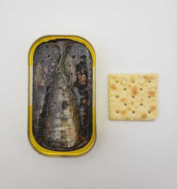 Image of Alshark Sardines in Olive Oil open tin with saltine