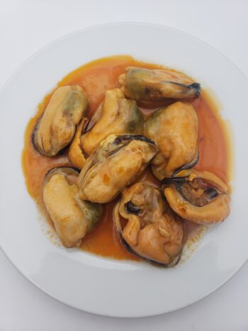 Image of La Brujula mussels 6/8 #21 on plate