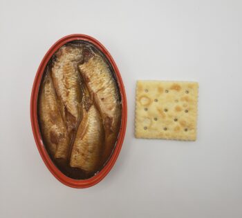 Image of Nissui Sardines in Sweet Soy open tin with saltine