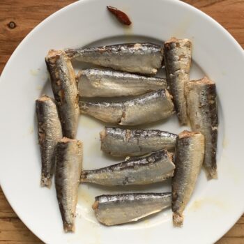 Image of the plated contents of a tin of Ramón Peña Small Sardines in Spicy Olive Oil 12/16, Silver Line