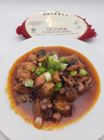 Image of conservas de cambados octopus in galician sauce plated with scallions