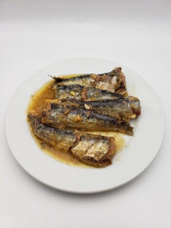 Image of Mouettes d'arvor sardines with yuzu and grapefruit contents on plate