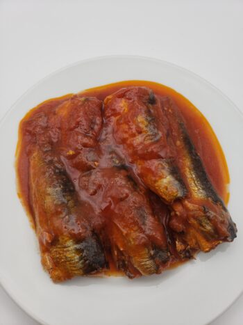 Image of Mouettes d'arvour sardnes in olive oil and tomato sauce on plate