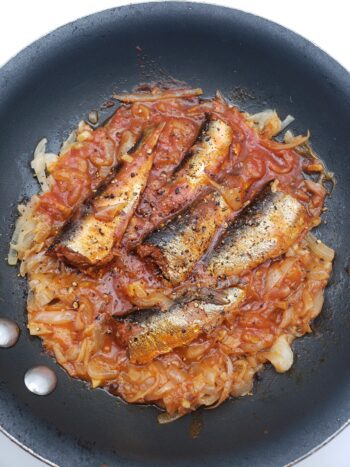Image of Mouettes d'arvour sardnes in olive oil and tomato sauce with caramelized onions