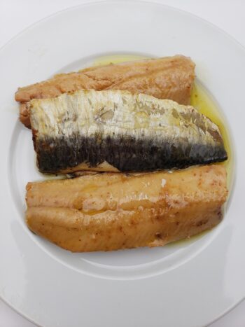Image of mouettes d'arvor sardine fillets in olive oil on plate