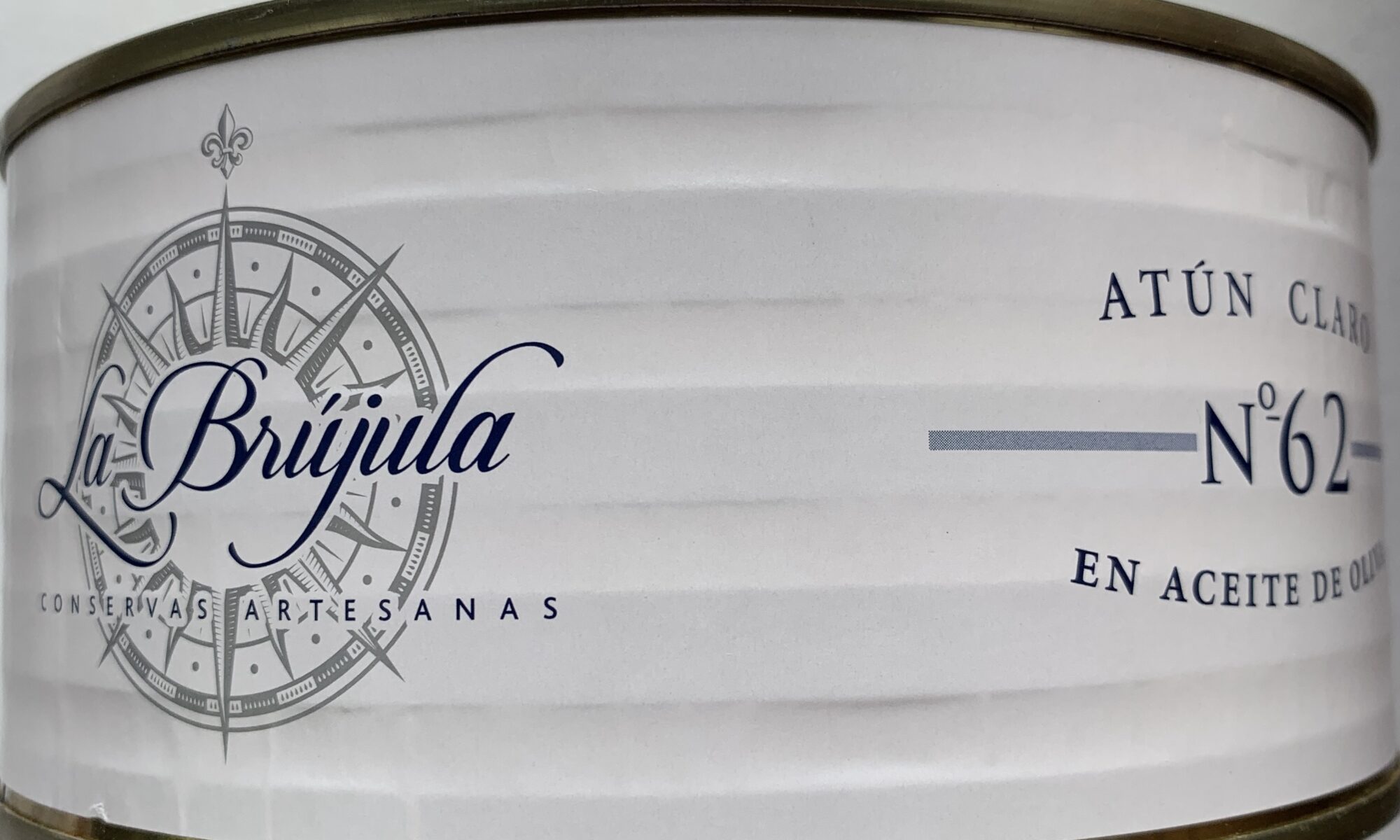 Image of the front of a tin of La Brújula Yellowfin Tuna in Olive Oil, No. 62 Large Format