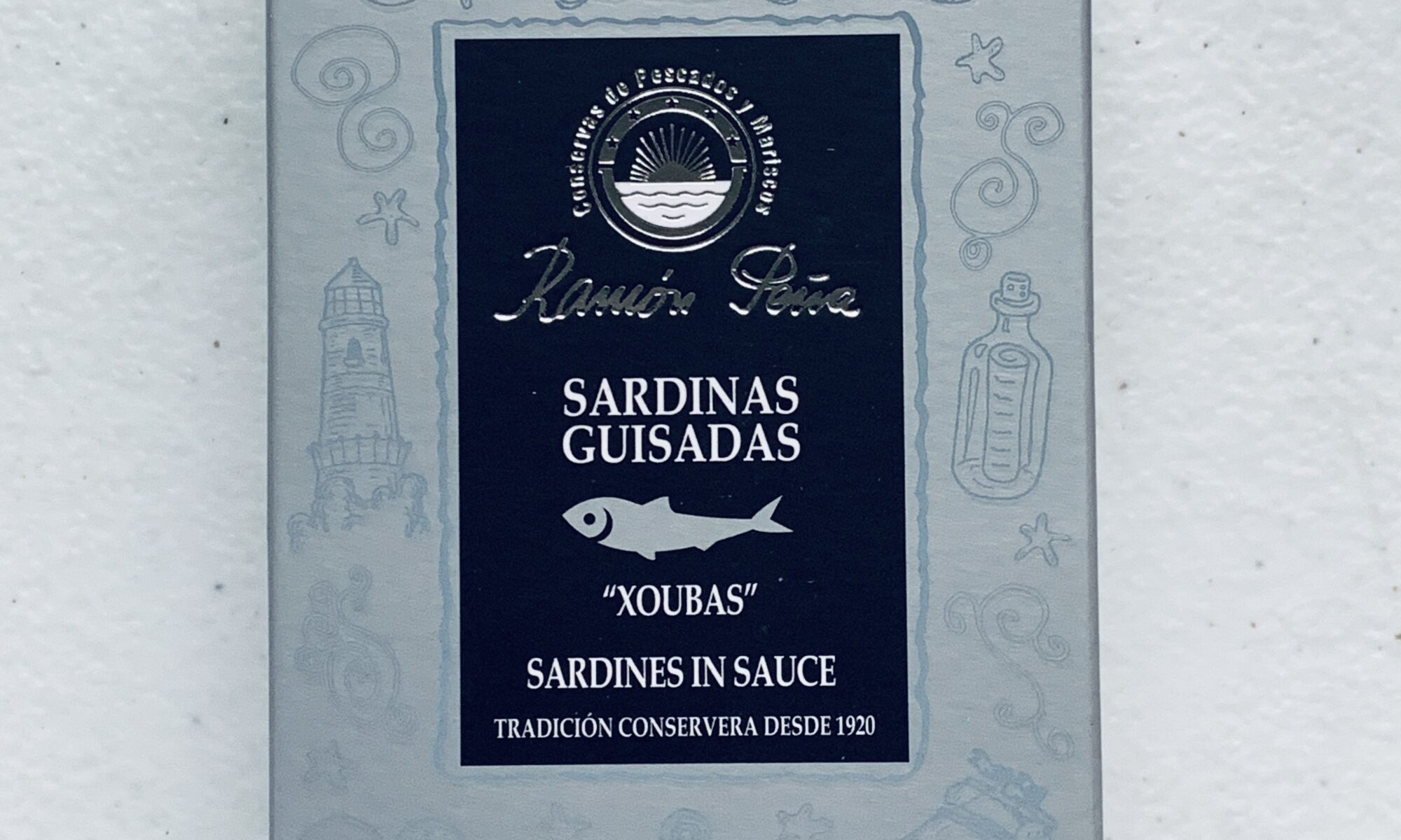 Image of the front of a tin of Ramón Peña Sardines in Sauce (Sardinas Guisadas) "Xoubas"
