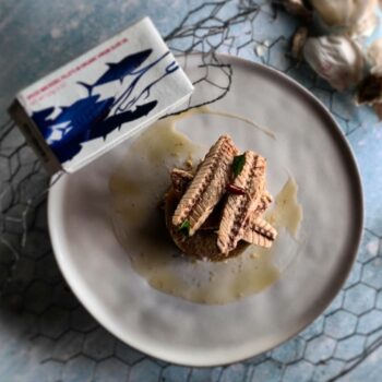Image of the plated contents of a tin of Maria Organic Mackerel Fillets in Organic EVOO