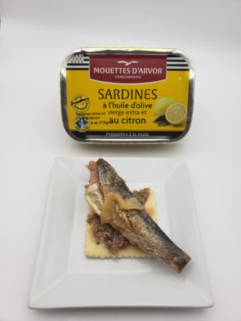 Image of Les Mouettes d'Arvor Sardines with lemon plated on a saltine