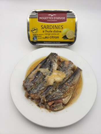 Image of Les Mouettes d'Arvor Sardines with lemon plated contents