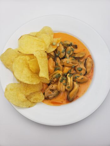 Image of Bogar mussels in escabeche plated with emulsified escabeche and potato chips