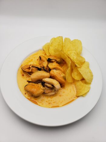 Image of Conservas de Combados Mussels 6/8 plated with potato chips