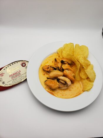 Image of Conservas de Combados Mussels 6/8 plated with chips