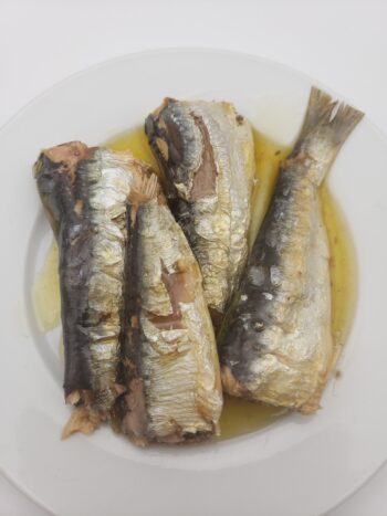 Image of Mouettes d'arvor vintage sardines millesime 2020 on plate