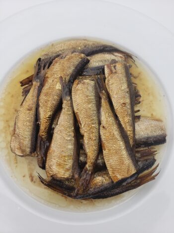 Image of Riga Gold smoked sprats 160 clear top on plate